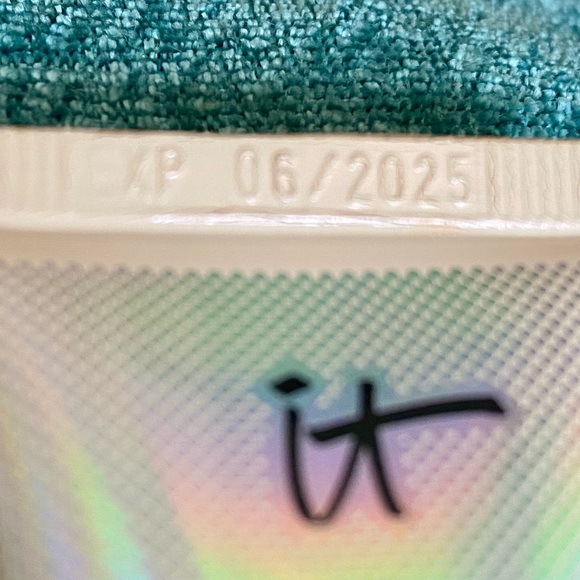 NEW it Cosmetics CC+ Nude Glow in Fair Light - Picture 4 of 4